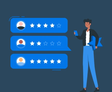 Persona analizando reseñas de clientes en línea para mejorar reputación digital, atraer confianza y optimizar SEO