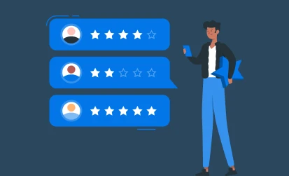 Persona analizando reseñas de clientes en línea para mejorar reputación digital, atraer confianza y optimizar SEO
